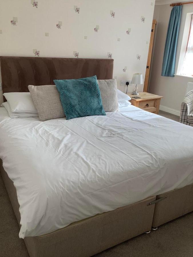 New Overlander Inn Penally Buitenkant foto